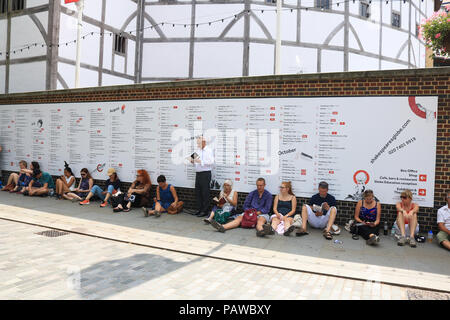 London. UK. 25. Juli 2018. Menschen in den Schatten Schutz vor der heißen Wetter vor dem Globe Theatre auf einem anderen heißen Tag mit der hitzewelle weiter und hohen Temperaturen während der Woche erreichen 35 C Credit: Amer ghazzal/Alamy Live Nachrichten erwartet Stockfoto