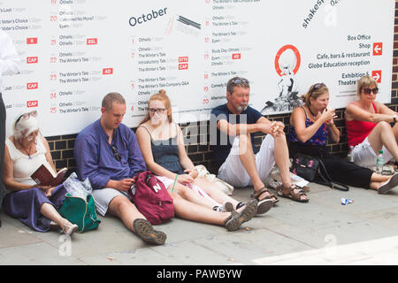 London. UK. 25. Juli 2018. Menschen in den Schatten Schutz vor der heißen Wetter vor dem Globe Theatre auf einem anderen heißen Tag mit der hitzewelle weiter und hohen Temperaturen während der Woche erreichen 35 C Credit: Amer ghazzal/Alamy Live Nachrichten erwartet Stockfoto