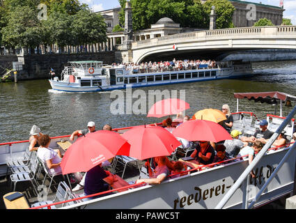 Deutschland, Berlin. 25. Juli, 2018. Touristen schützen sich vor der Sonne mit Sonnenschirmen während einer Bootstour auf der Spree. Foto: Jens Kalaene/dpa-Zentralbild/dpa/Alamy leben Nachrichten Stockfoto