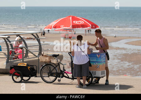 Blackpool, Lancashire, UK Wetter. 25.07.2018. Sonnigen Tag an der Küste wie das warme Wetter im Norden kommt-West. Credit: MediaWorldImages/AlamyLiveNews Stockfoto