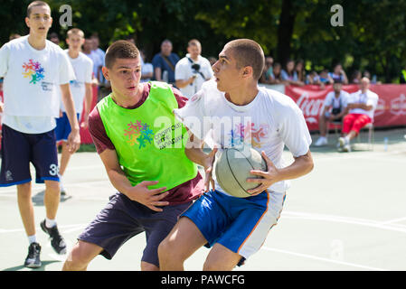 Belgrad, Serbien - Juli 25, 2018: Teenage Spieler konkurrieren in street Basketball während Jugend Sport Spiele Meisterschaft Credit: Marko Rupena/Alamy leben Nachrichten Stockfoto