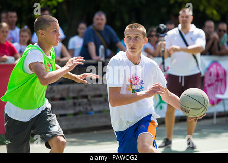 Belgrad, Serbien - Juli 25, 2018: Teenage Spieler konkurrieren in street Basketball während Jugend Sport Spiele Meisterschaft Credit: Marko Rupena/Alamy leben Nachrichten Stockfoto