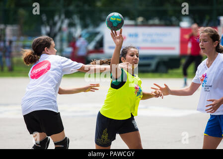 Belgrad, Serbien - Juli 25, 2018: Teenage Spieler in Frauen konkurrieren Handball in der Jugend Sport Spiele Meisterschaft Credit: Marko Rupena/Alamy leben Nachrichten Stockfoto