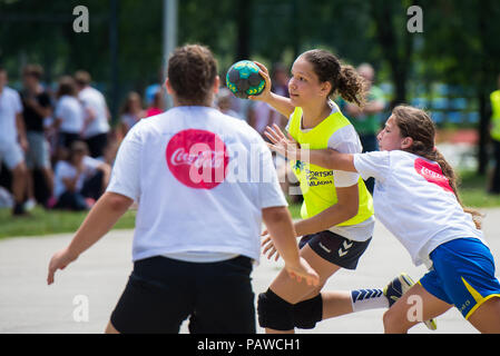 Belgrad, Serbien - Juli 25, 2018: Teenage Spieler in Frauen konkurrieren Handball in der Jugend Sport Spiele Meisterschaft Credit: Marko Rupena/Alamy leben Nachrichten Stockfoto