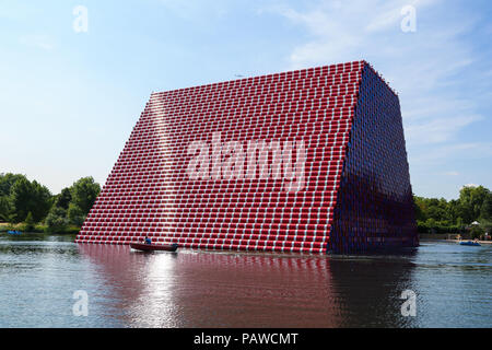 Hyde Park. London. UK vom 25. Juni 2018 - Die London Mastaba eine 20 Meter hohe Skulptur aus 7,506 Bemalte Fässer von Christo schwimmend auf dem Serpentine Lake, Hyde Park, London unter blauem Himmel an einem sehr heißen und feuchten Tag. Nach dem Met Office die Temperatur in London und Südosten ist wahrscheinlich 35 Grad Celsius am Donnerstag zu erreichen. Credit: Dinendra Haria/Alamy leben Nachrichten Stockfoto