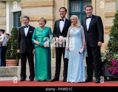 Bayreuth, Deutschland. 25. Juli, 2018. Joachim Sauer (L-R) und seine Frau, die deutsche Bundeskanzlerin Angela Merkel (CDU), stehen neben der niederländische Ministerpräsident Marc Rutte, Karin Soeder und Bayerischen Ministerpräsidenten Markus Soeder (CSU) kommen in der Festival Hall. Die Richard-Wagner-Festspiele 2018 mit einer neuen Leistung von Lohengrin". Vom 25. Juli bis 29. August Wagner afficionados fahren auf dem "Grünen Hügel" zu Opern des Komponisten zu erleben. Credit: Matthias Balk/dpa/Alamy leben Nachrichten Stockfoto