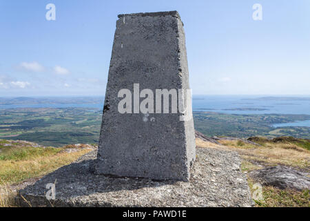 Mount Gabriel, Schull, West Cork, Irland. 25. Juli, 2018. Ein herrlich warmer und sonniger Tag in West Cork, mit einer kühlen Brise auf dem Gipfel des Mount Gabriel. Die Triangulation Punkt auf dem Gipfel auf 407 m mit Blick auf die fantastische Aussicht auf die Küste von West Cork. Credit: aphperspective/Alamy leben Nachrichten Stockfoto