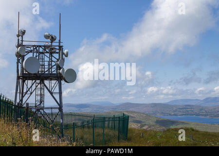 Mount Gabriel, Schull, West Cork, Irland. 25. Juli, 2018. Ein herrlich warmer und sonniger Tag in West Cork, mit einer kühlen Brise auf dem Gipfel des Mount Gabriel. Die Micro Wave und Telekommunikation Antennen bilden einen wichtigen Teil der Kommunikationsinfrastruktur. Credit: aphperspective/Alamy leben Nachrichten Stockfoto