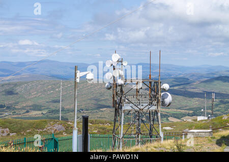 Mount Gabriel, Schull, West Cork, Irland. 25. Juli, 2018. Ein herrlich warmer und sonniger Tag in West Cork, mit einer kühlen Brise auf dem Gipfel des Mount Gabriel. Die Micro Wave und Telekommunikation Antennen bilden einen wichtigen Teil der Kommunikationsinfrastruktur. Credit: aphperspective/Alamy leben Nachrichten Stockfoto