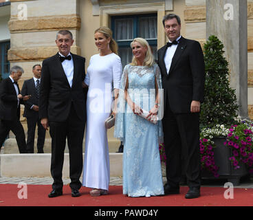 Bayreuth, Deutschland. 25. Juli, 2018. Der bayerische Ministerpraesident Markus Soeder (CSU-r), seine Frau Karin (2.r.), der tschechische Premierminister Andrej Babis und seine Frau Monica kommen in den Festsaal. Die Richard-Wagner-Festspiele 2018 mit einer neuen Leistung der "Lohengrin". Vom 25. Juli bis 29. August Wagner afficionados fahren auf dem "Grünen Hügel" zu Opern des Komponisten zu erleben. Credit: Matthias Balk/dpa/Alamy leben Nachrichten Stockfoto