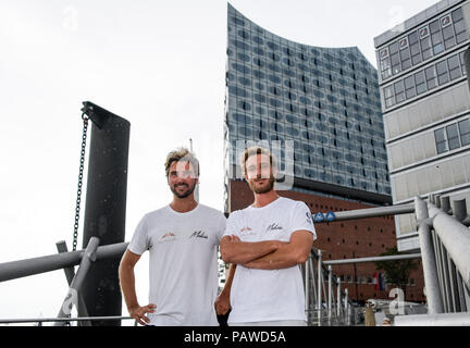 Hamburg, Deutschland. 25. Juli, 2018. Boris Herrmann (l) und Pierre Casiraghi (Sohn von Prinzessin Caroline von Hannover), ocean Segler, stehen vor der Elbphilharmonie. Quelle: Axel Heimken/dpa/Alamy leben Nachrichten Stockfoto