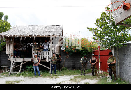 Maguindanao, Philippinen, 25. Juli 2018. Muslime Rebellen in deren Camp gesehen, 25. Juli 2018 in Datu Saudi Ampatuan Stadt in Maguindanao im Süden der Philippinen. Die Philippinen die größte muslimische Rebellengruppe leader ausgedrückt das Abkommen, von dem angenommen wird, dass der Präsident anschließend das einschlägige Gesetz Rodrigo Duterte unterzeichnet werden jederzeit wird zu einem Rückgang der ausländischen Kämpfer mit Islamischer Staat im Irak und Syrien in den unruhigen Süden führen. Credit: jeoffrey Maitem/Alamy leben Nachrichten Stockfoto