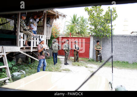 Maguindanao, Philippinen, 25. Juli 2018. Muslime Rebellen in deren Camp gesehen, 25. Juli 2018 in Datu Saudi Ampatuan Stadt in Maguindanao im Süden der Philippinen. Die Philippinen die größte muslimische Rebellengruppe leader ausgedrückt das Abkommen, von dem angenommen wird, dass der Präsident anschließend das einschlägige Gesetz Rodrigo Duterte unterzeichnet werden jederzeit wird zu einem Rückgang der ausländischen Kämpfer mit Islamischer Staat im Irak und Syrien in den unruhigen Süden führen. Credit: jeoffrey Maitem/Alamy leben Nachrichten Stockfoto