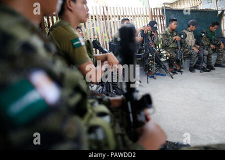 Maguindanao, Philippinen, 25. Juli 2018. Muslime Rebellen in deren Camp gesehen, 25. Juli 2018 in Datu Saudi Ampatuan Stadt in Maguindanao im Süden der Philippinen. Die Philippinen die größte muslimische Rebellengruppe leader ausgedrückt das Abkommen, von dem angenommen wird, dass der Präsident anschließend das einschlägige Gesetz Rodrigo Duterte unterzeichnet werden jederzeit wird zu einem Rückgang der ausländischen Kämpfer mit Islamischer Staat im Irak und Syrien in den unruhigen Süden führen. Credit: jeoffrey Maitem/Alamy leben Nachrichten Stockfoto