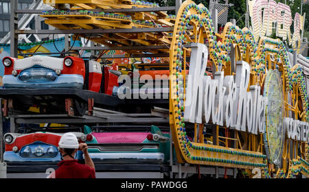 Hamburg, Deutschland. 25. Juli, 2018. Ein Arbeiter prepates Eine Fahrt für das Volksfest Hamburger Dom. Die Kathedrale öffnet von 27. Juli bis 26. August 2018. Quelle: Axel Heimken/dpa/Alamy leben Nachrichten Stockfoto