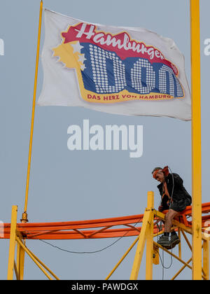 Hamburg, Deutschland. 25. Juli, 2018. Ein Arbeiter baut sich eine Fahrt für das Volksfest Hamburger Dom. Die Kathedrale öffnet von 27. Juli bis 26. August 2018. Quelle: Axel Heimken/dpa/Alamy leben Nachrichten Stockfoto