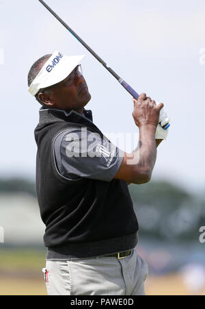 25. Juli 2018, Old Course in St Andrews, St Andrews, Schottland; Die 2018 Senior Open-Meisterschaften, Praxis Tag; Vijay Singh (FIJ) spielt seine T-Stück, das auf der 18. Stockfoto