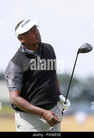 25. Juli 2018, Old Course in St Andrews, St Andrews, Schottland; Die 2018 Senior Open-Meisterschaften, Praxis Tag; Vijay Singh (FIJ) spielt seine T-Stück, das auf der 18. Stockfoto