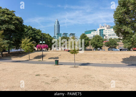 Vauxhall, London, UK, 25. Juli 2018. Vauxhall Pleasure Gardens, London, UK Wetter - Gras hat sich Gelb und sieht aus wie Stroh aufgrund der aktuellen Sommerhitze Stockfoto