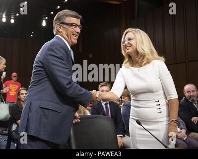 Washington, USA, 25. Juli 2018. - Joseph Maguire, Links, Nominee Direktor der Nationalen Anti-Terror-Zentrum werden, von dem Direktor des nationalen Geheimdienstes, grüßt Ellen E. McCarthy, rechts, ein Kandidat zu sein Staatssekretär (Intelligenz und Forschung), die vor Ihrer geben Zeugnis vor dem United States Senate Select Committee on Intelligence auf dem Capitol Hill in Washington, DC am Mittwoch, 25. Juli 2018. Quelle: Ron Sachs/CNP Credit: Ron Sachs/CNP/ZUMA Draht/Alamy leben Nachrichten Stockfoto