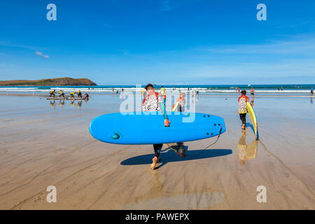 Polzeath, Cornwall, UK. 25. Juli 2018. Surfer die Wellen an einem heißen und sonnigen Tag in Polzeath am Atlantik nördlich der Küste von Cornwall. Credit: Mark Richardson/Alamy leben Nachrichten Stockfoto