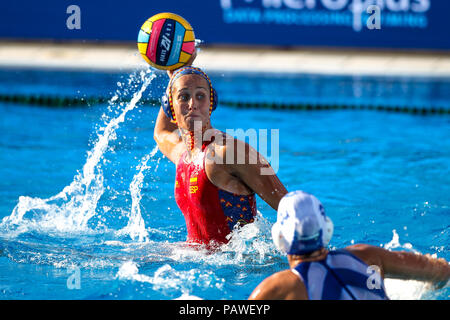 25. Juli 2018, Bernat Picornell Pools, Barcelona, Spanien; das 33. Europäische Wasser Polo Meisterschaften, Spanien Frauen versus Griechenland Frauen; Clara Espar Spanien schießt den Ball Stockfoto