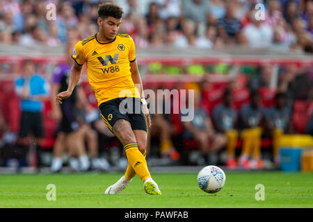 25. Juli 2018, bet365 Stadium, Stoke-on-Trent, England; vor Jahreszeit Fußball freundlich, Stoke City versus Wolverhampton Wanderers; Morgan Gibbs-White der Wolverhampton Wanderers kreuzt die Kugel Stockfoto