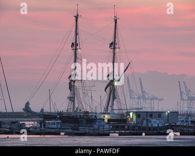 Queenborough, Kent, UK. 25. Juli, 2018. UK Wetter: Tall Ship'ts Royalist' - das Meer Kadetten Flaggschiff - bei Sonnenuntergang in Queenborough, Kent nach einem sehr heißen und feuchten Tag. Credit: James Bell/Alamy leben Nachrichten Stockfoto