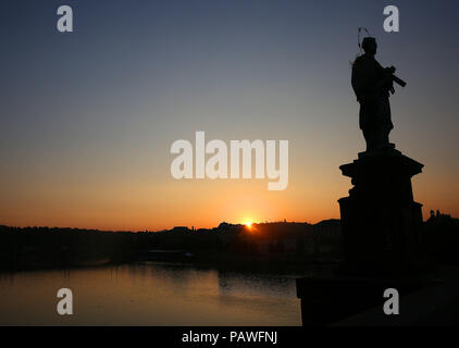 Prag, Tschechische Republik. 13. Juli 2018. Die Karlsbrücke im Sunrise in Prag, Tschechische Republik. Credit: Leigh Taylor/ZUMA Draht/Alamy leben Nachrichten Stockfoto