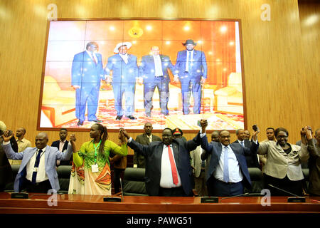 Khartum, Sudan. 25. Juli, 2018. Vertreter der Konfliktparteien im Süden des Sudan halten Sie Ihre Hände nach der Unterzeichnung einer Vereinbarung über die Teilung der Macht und Regierung in Khartum, Sudan, 25. Juli 2018. Im Süden des Sudan die Konfliktparteien am Mittwoch unterzeichneten ein Abkommen über die Teilung der Macht und der Governance in der sudanesischen Hauptstadt Khartum. Credit: Mohamed Khidir/Xinhua/Alamy leben Nachrichten Stockfoto