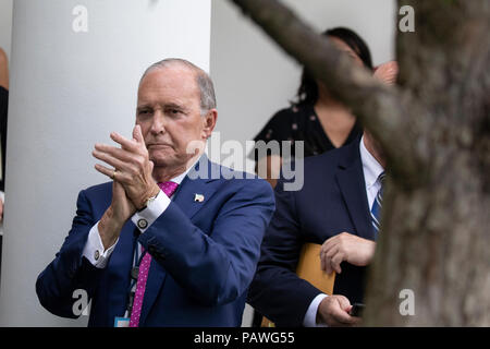 Direktor des United States National Economic Council Larry Kudlow claps als Präsidenten der Vereinigten Staaten Donald Trump während einer gemeinsamen Pressekonferenz mit dem Präsidenten der Europäischen Kommission, Jean-Claude Juncker im Rosengarten des Weißen Hauses in Washington, DC am 25 Juli, 2018 spricht. Credit: Alex Edelman/CNP | Verwendung weltweit Stockfoto