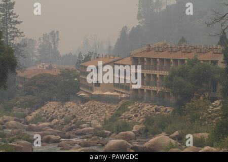 Juli 25, 2018 - Yosemite National Park, Kalifornien, USA - Yosemite View Lodge, entlang der Merced River auf der Basis von Highway 140, ist in Rauch aus der Ferguson Brand in der Nähe brennenden umgeben. Die Lodge ist derzeit für Unternehmen aufgrund der Wildfire geschlossen. Yosemite Valley geschlossen Besucher um 12:00 Uhr heute, am Mittwoch, 25. Juli 2018, durch die Qualität und Sicherheit Bedenken wegen einem wildfire Brennen in der Nähe des Parks. Credit: ZUMA Press, Inc./Alamy leben Nachrichten Stockfoto