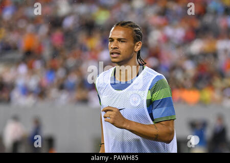 East Rutherford, New Jersey, USA. 25. Juli, 2018. Leroy Sane (19) von Manchester City erwärmt sich vor Beginn der zweiten Hälfte während eines Internationalen Champions Cup gegen FC Liverpool an Metlife Stadium in East Rutherford, New Jersey. Gregory Vasil/Cal Sport Media/Alamy leben Nachrichten Stockfoto