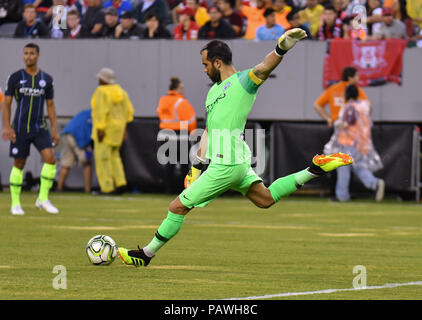 East Rutherford, New Jersey, USA. 25. Juli, 2018. Torwart Claudio Bravo (1), Manchester City löscht den Ball während eines Internationalen Champions Cup Spiel gegen den FC Liverpool an Metlife Stadium in East Rutherford, New Jersey. Gregory Vasil/Cal Sport Media/Alamy leben Nachrichten Stockfoto