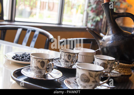 Gießen von frischem Kaffee während eines äthiopischen Kaffeeservice Stockfoto