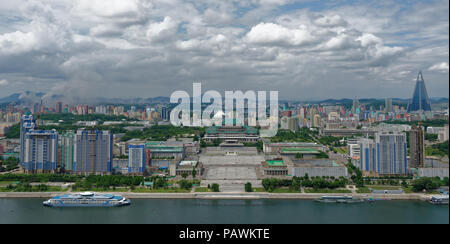 Die unvollendete Ryugyong Hotel, Kim Il-sung Platz, Taedong und Grand People's Study House (Nationalbibliothek) in Pjöngjang Nordkorea Stockfoto