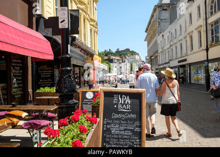 Cafés in Robertson Street, Hastings, Blick auf das Schloss, East Sussex, Großbritannien Stockfoto