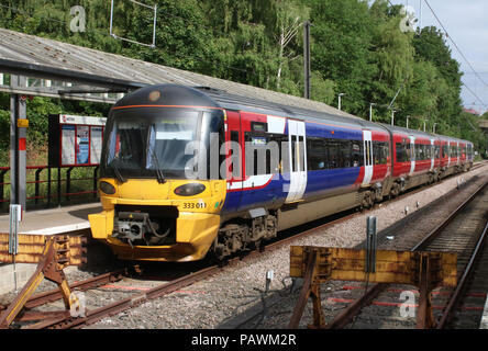 Klasse 333 Elektrischer Triebzug Zug in Northern Rail/WYPTE Livree in Bradford Forster Square Bahnhof bereit über einen Passagier Service zu verlassen. Stockfoto