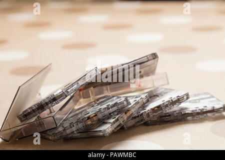 Ansicht von mehreren alten Kassetten, einige mit ihren Kisten, in einen Heap Stockfoto