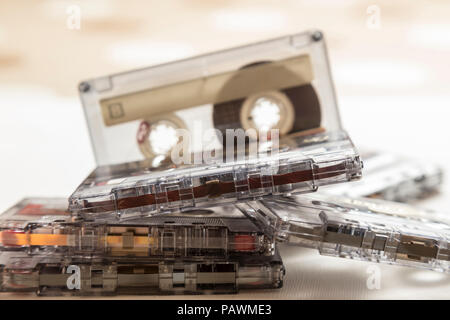 Ansicht von mehreren alten Kassetten, einige mit ihren Kisten, in einen Heap Stockfoto