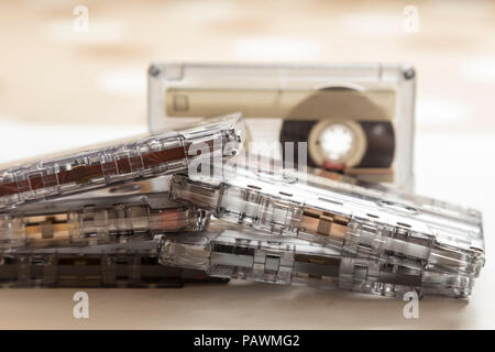 Ansicht von mehreren alten Kassetten, einige mit ihren Kisten, in einen Heap Stockfoto