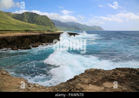 Dramatische Wellen in Kaena Point SP - Oahu, Hawaii Stockfoto