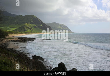 Unter Wolken in Kaena Point SP - Oahu, Hawaii Stockfoto