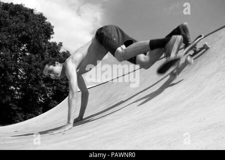 Skateboarding in einem Skatepark Stockfoto