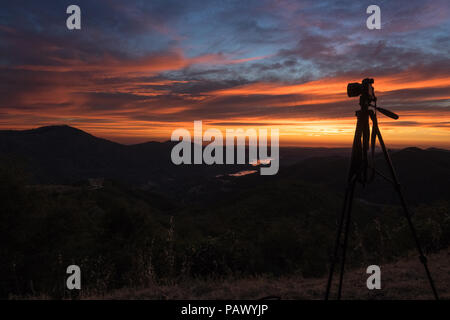 Eine Landschaft Fotograf Kamera und Stativ gestellt mit unglaublichen Tal Sonnenuntergang - Priester Grade Straße - Yosemite Highway 120, Kalifornien Stockfoto