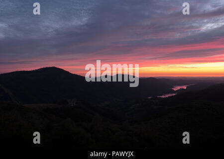 Rosa Sunset Valley View mit Don Pedro Reservoir, vom Priester Grade Straße - Yosemite Highway 120, Kalifornien genommen Stockfoto