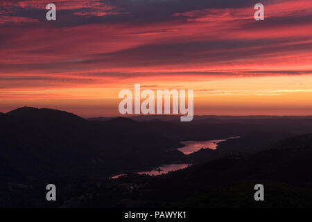 Don Pedro Behälter unter einer unglaublich farbenfrohen bewölkter Sonnenuntergang - Priester Grade Straße - Yosemite Highway 120, Kalifornien Stockfoto