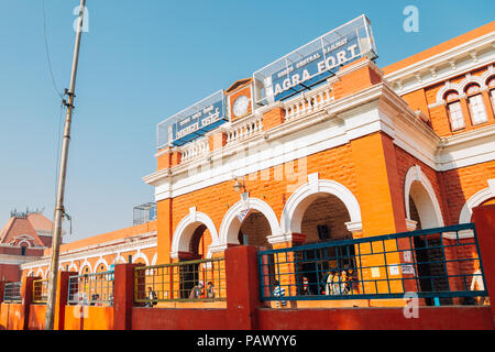 Agra, Indien - 30. November 2017: Agra Fort RAILWAY STATION Stockfoto