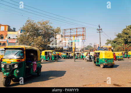 Agra, Indien - 30. November 2017: Rikscha Tuk-tuk taxi Agra Fort RAILWAY STATION Stockfoto