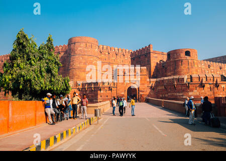 Agra, Indien - 30. November 2017: Agra Fort historischer Architektur und touristische Menschen Stockfoto